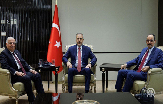 Türkiyənin müdafiə naziri Yaşar Güler, xarici işlər naziri Hakan Fidan, Milli Kəşfiyyat Təşkilatının (MİT) rəhbəri İbrahim Kalın