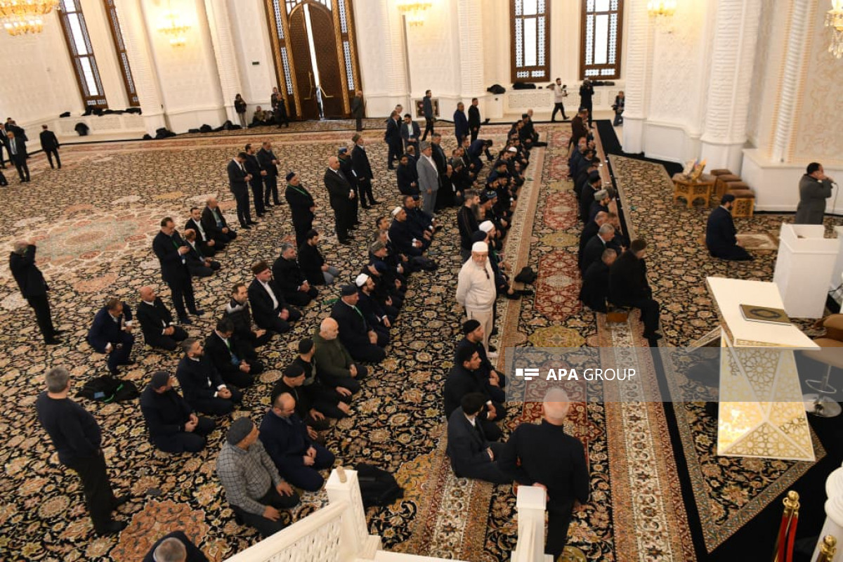 Din Xadimlərinin II Forumunun iştirakçıları Bakıda vəhdət namazı qılıb - FOTO 