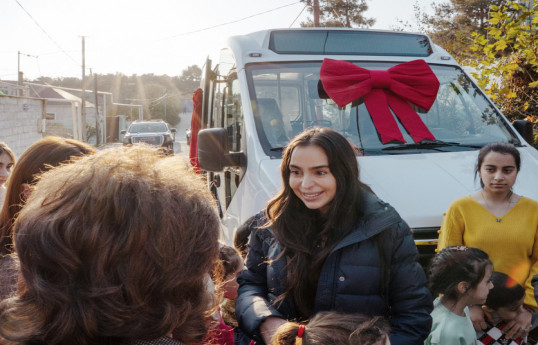 Leyla Əliyeva, Arzu Əliyeva və Alena Əliyeva “Təmiz Dünya” sığınacağında yaşayan uşaqların bayram sevincinə şərik olublar