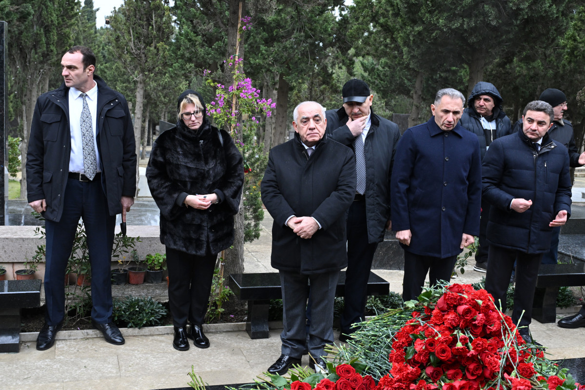 Baş nazir  təyyarə qəzasında həlak olan ekipaj üzvlərinin məzarlarını ziyarət edib