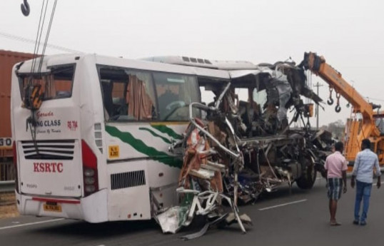Hindistanda avtobusla yük maşını toqquşub, 9 nəfər ölüb