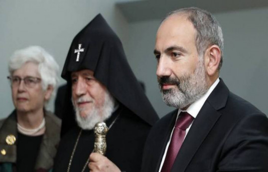 Bütün Ermənilərin Katolikosu II Qaregin (solda), Ermənistan Baş naziri Nikol Paşinyan