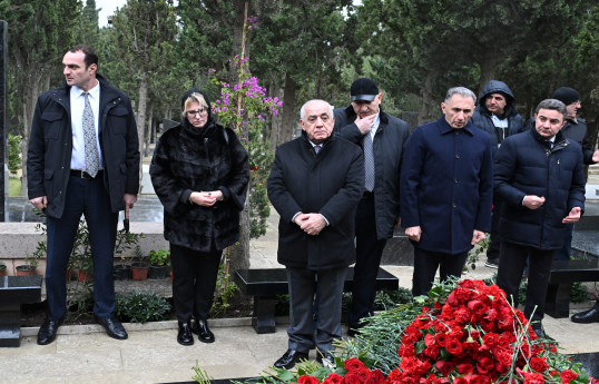 Baş nazir  təyyarə qəzasında həlak olan ekipaj üzvlərinin məzarlarını ziyarət edib