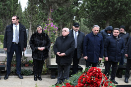 Baş nazir  təyyarə qəzasında həlak olan ekipaj üzvlərinin məzarlarını ziyarət edib
