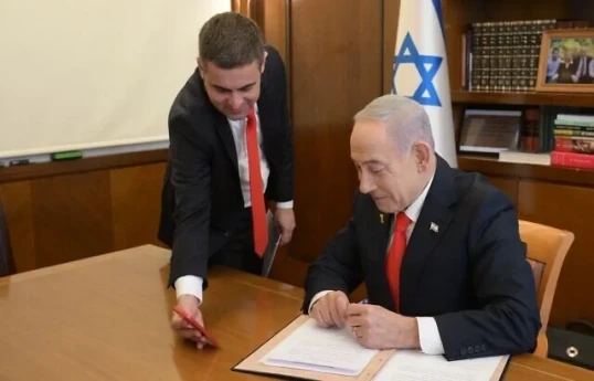 İsrailin Baş naziri- Benyamin Netanyahu Somaliləndi tanımaq barədə sənədi imzalayarkən
