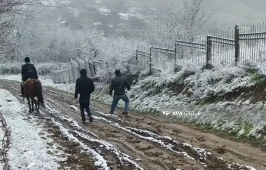 Yardımlıda şagirdlər qonşu kənd məktəbinə çətinliklə gedirlər - FOTO 