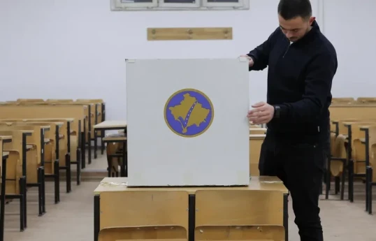 Kosovoda növbədənkənar parlament seçkilərində səsvermə keçirilir