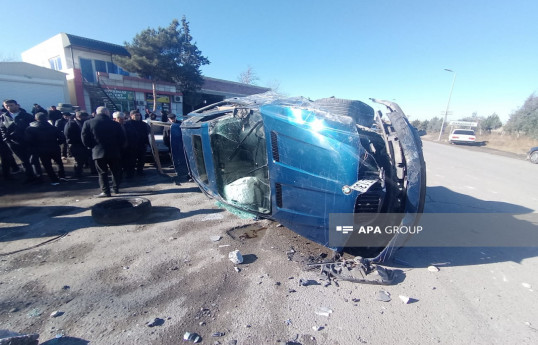 Sabirabadda BMW hasara və maşına çırpılıb, ölən var - FOTO 