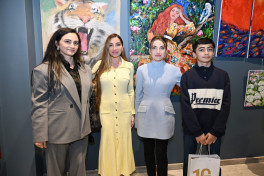 Arzu Əliyeva və Alena Əliyeva “Rənglərdə yaşanan 10 il” mövzusunda keçirilən sərgidə iştirak ediblər