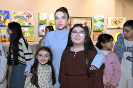 Arzu Əliyeva və Alena Əliyeva “Rənglərdə yaşanan 10 il” mövzusunda keçirilən sərgidə iştirak ediblər