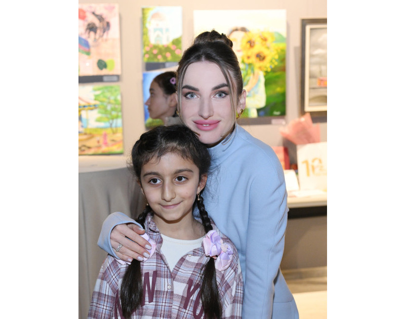 Arzu Əliyeva və Alena Əliyeva “Rənglərdə yaşanan 10 il” mövzusunda keçirilən sərgidə iştirak ediblər