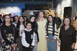 Arzu Əliyeva və Alena Əliyeva “Rənglərdə yaşanan 10 il” mövzusunda keçirilən sərgidə iştirak ediblər