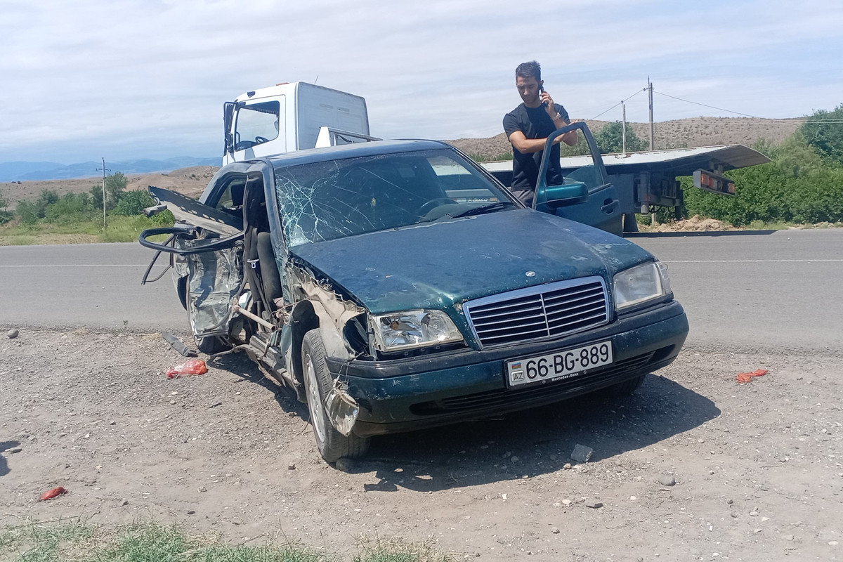 Goranboyda ekskavatorla avtomobil toqquşub, xəsarət alanlar var - FOTO 