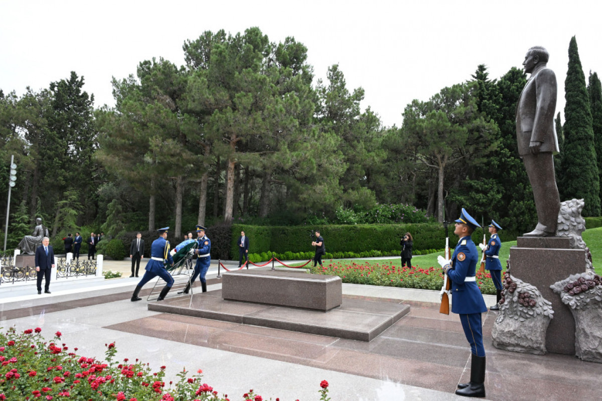 Özbəkistan Prezidenti Fəxri xiyabanda Ulu Öndər Heydər Əliyevin xatirəsini anıb