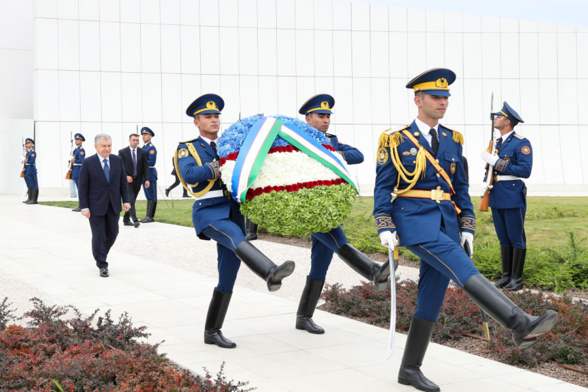 Şavkat Mirziyoyev Bakıda Zəfər parkını ziyarət edib