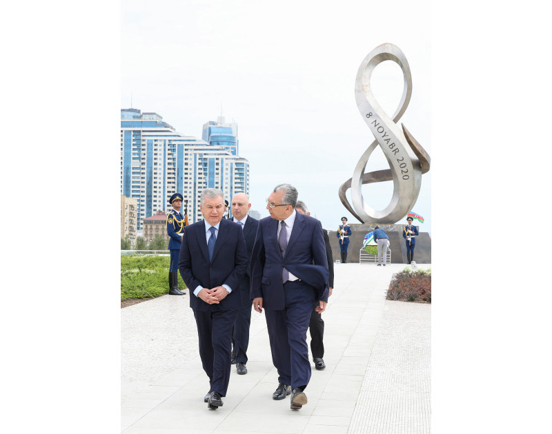 Şavkat Mirziyoyev Bakıda Zəfər parkını ziyarət edib
