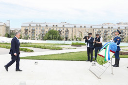 Şavkat Mirziyoyev Bakıda Zəfər parkını ziyarət edib