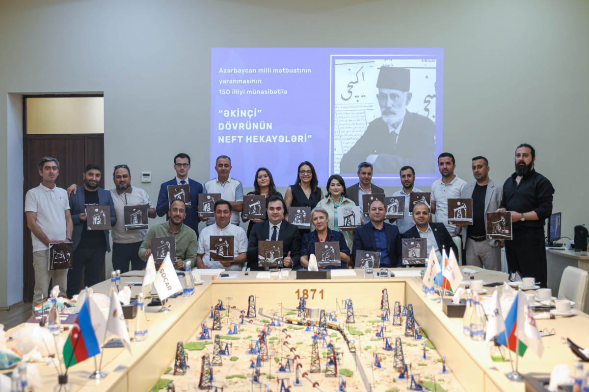 Jurnalistlər Balaxanı nefti ilə rəsm çəkdilər - FOTO 