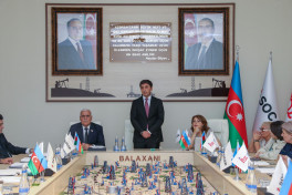 Jurnalistlər Balaxanı nefti ilə rəsm çəkdilər - FOTO 