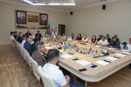 Jurnalistlər Balaxanı nefti ilə rəsm çəkdilər - FOTO 