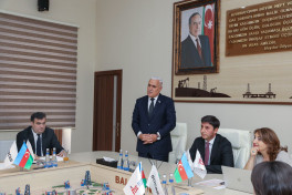 Jurnalistlər Balaxanı nefti ilə rəsm çəkdilər - FOTO 