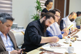 Jurnalistlər Balaxanı nefti ilə rəsm çəkdilər - FOTO 