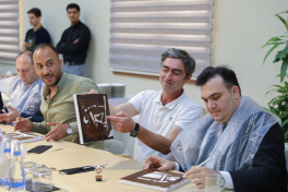 Jurnalistlər Balaxanı nefti ilə rəsm çəkdilər - FOTO 