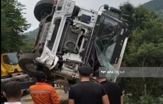 Laçında yük maşını dərəyə aşıb - FOTO 