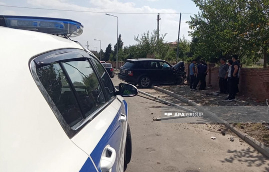 Gəncədə avtomobil işıq dirəyinə, daha sonra divara çırpılıb - FOTO 