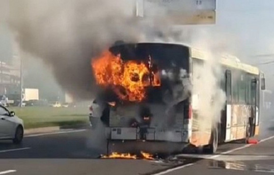 Bakıda avtobusda yanğın olub
