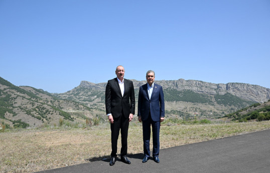 Prezident və Qurbanqulu Berdiməhəmmədov Şuşanın Daşaltı kəndinin fonunda şəkil çəkdiriblər