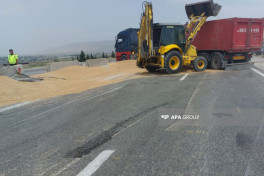 Bakı-Qazax magistralında yük maşını aşıb, taxıl yola dağılıb - FOTO  - VİDEO  - YENİLƏNİB 