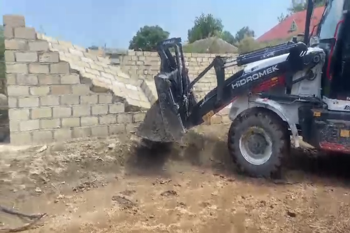 Zərdabda qanunsuz tikili sökülüb - VİDEO 