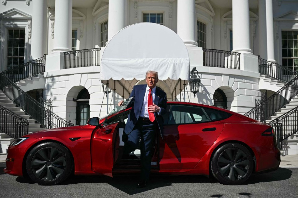 Tramp qırmızı "Tesla"sından imtina etməyi planlaşdırır