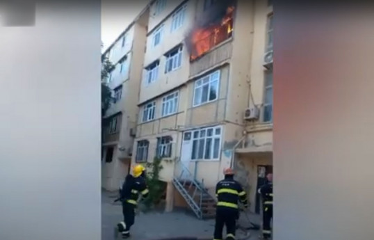 Sumqayıtda yaşayış binasında yanğın olub - VİDEO 