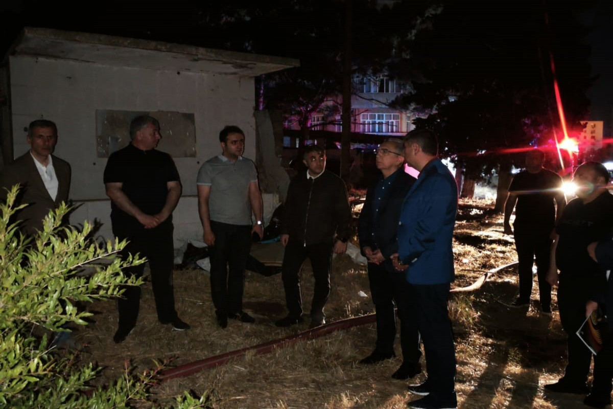 Eldar Əzizov, Mədəniyyət nazirinin müavini və ARKA-nın direktoru partlayış baş vermiş əraziyə gəlib - FOTO