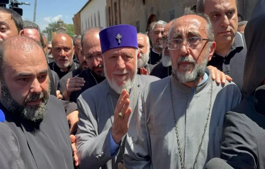 Arxiyepiskop Mikael Ajapakhyan hələ saxlanılmayıb, Eçmiədzində gərginlik artıb - YENİLƏNİB 
