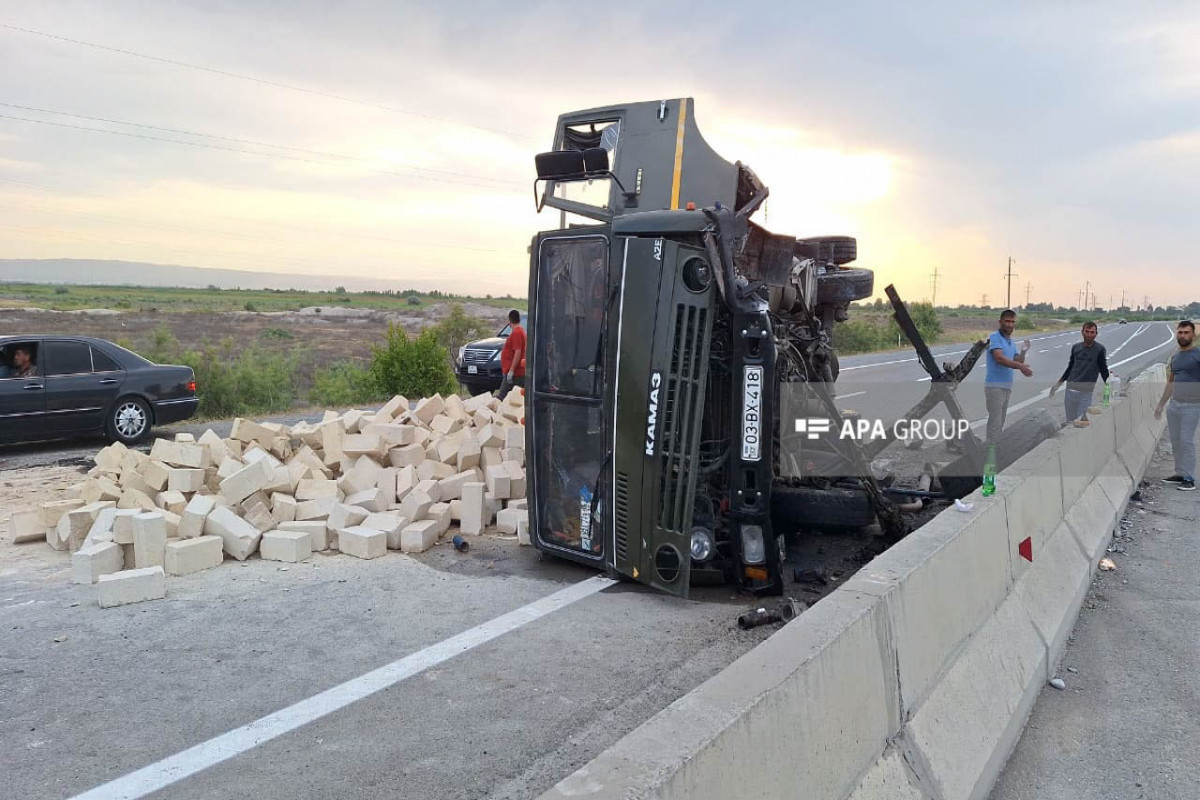 Ucarda yük maşını aşıb, sürücü xəsarət alıb - FOTO 