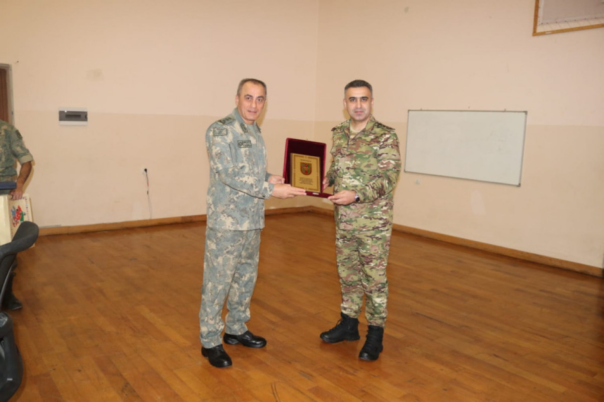 Hərbi prokuror və Hikmət Mirzəyev sərhəddə qulluq edən hərbçilərlə görüşüb - FOTO 