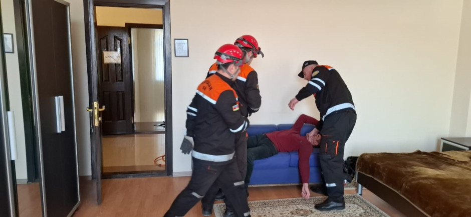 “Bağlı qapı arxasında köməksiz vəziyyətdə qalmış vətəndaşların xilas edilməsi” mövzusunda təlim keçirilib