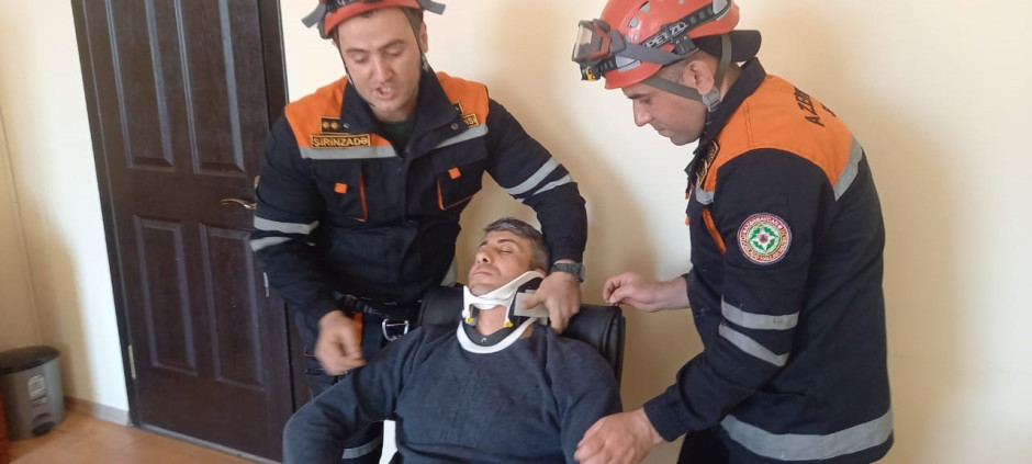 “Bağlı qapı arxasında köməksiz vəziyyətdə qalmış vətəndaşların xilas edilməsi” mövzusunda təlim keçirilib