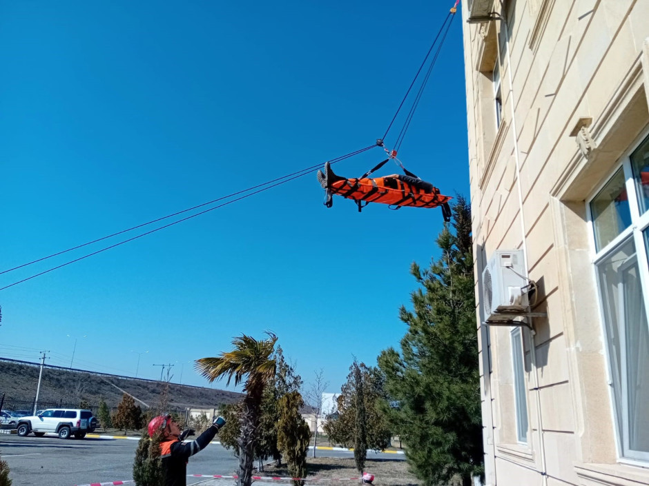“Bağlı qapı arxasında köməksiz vəziyyətdə qalmış vətəndaşların xilas edilməsi” mövzusunda təlim keçirilib