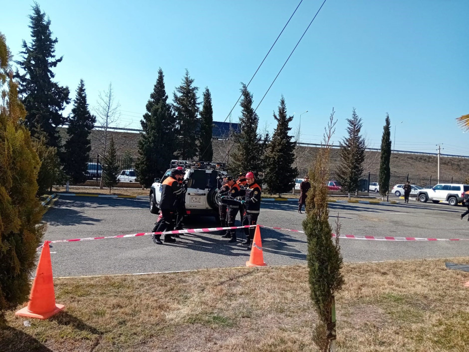“Bağlı qapı arxasında köməksiz vəziyyətdə qalmış vətəndaşların xilas edilməsi” mövzusunda təlim keçirilib