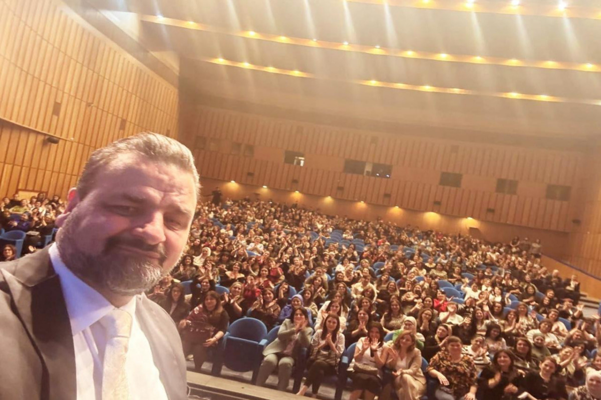 “8 mart” selfisi- Samir Cəfərov bayramı neftçi qadınlarla qeyd edib