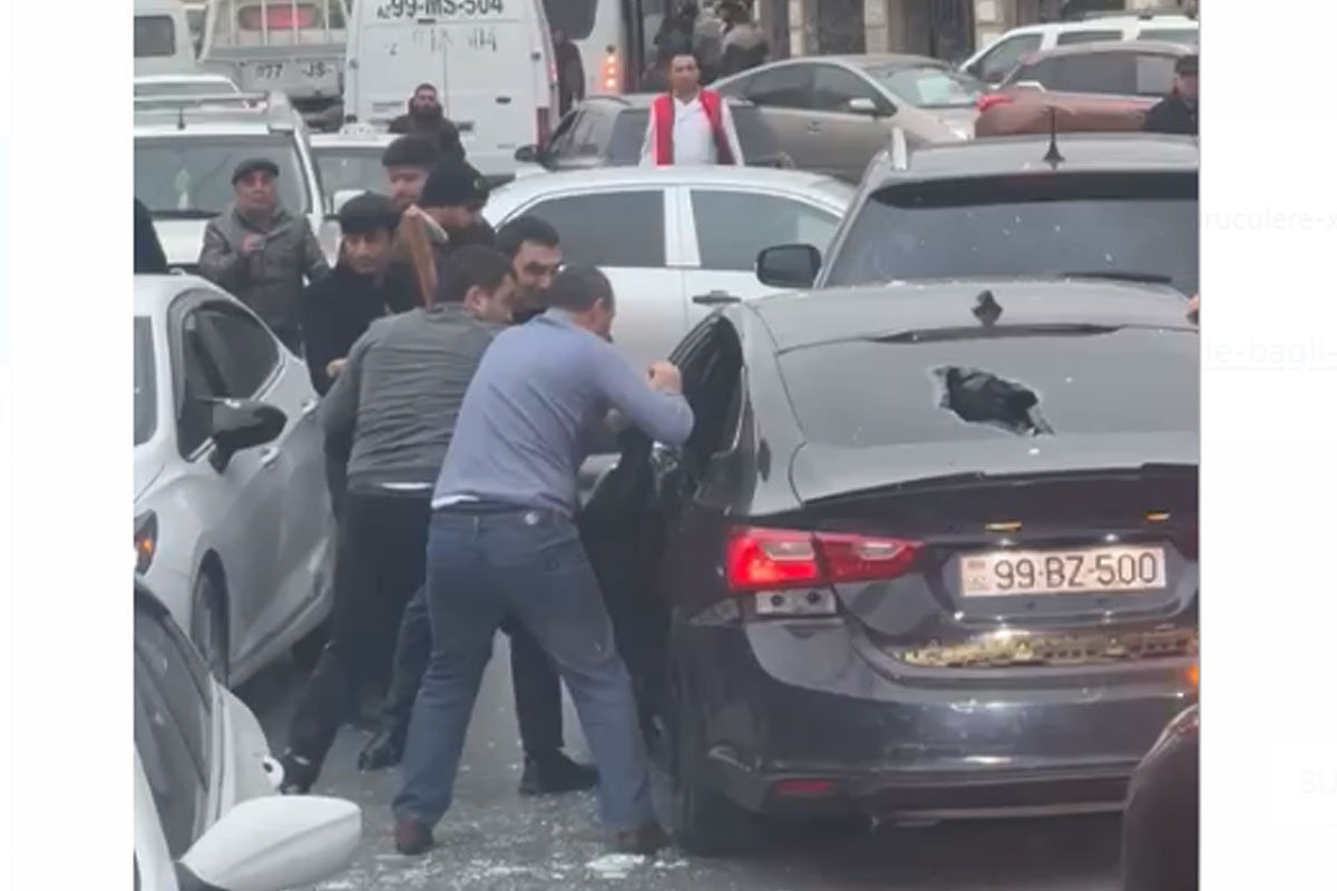 Bakıda yolun ortasında sürücünü beysbol dəyənəkləri ilə döyənlər saxlanılıb, polis araşdırma aparır - FOTO  - VİDEO 