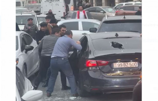 Bakıda yolun ortasında sürücünü beysbol dəyənəkləri ilə döyənlər saxlanılıb, polis araşdırma aparır - FOTO  - VİDEO 