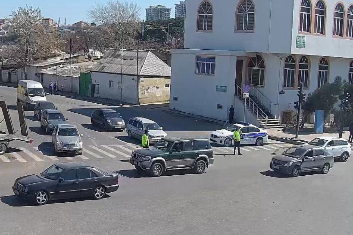“Baksol yolu”nda yük maşını aşıb, hərəkətə məhdudiyyət qoyulub - FOTO 
