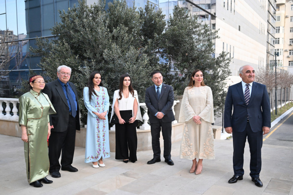 Leyla Əliyeva və Arzu Əliyeva UNEC-də distant Çin dili təhsili alan tələbələrlə görüşüblər - FOTO 