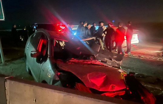 Müşfiqabadda avtomobil arakəsməyə çırpılıb, sürücü ölüb - FOTOLENT 