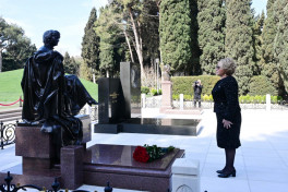 Valentina Matviyenko Ulu Öndərin məzarını ziyarət edib